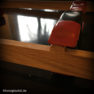 Der Holzleim hält am Besten, wenn beim Aufleimen Druck ausgeübt wird.