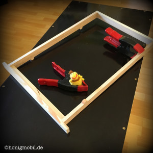 Fast fertig - der letzte Abstandregler wird aufgeleimt.